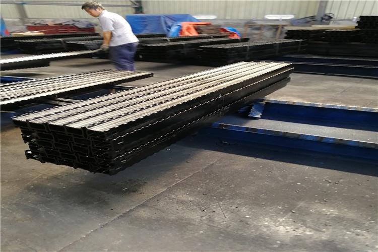 矿用金属顶梁能实现悬臂支护,使煤壁与支柱间有较大的无支护空间,为实现采煤一般机械化提供了条件 矿用金属顶梁能实现悬臂支护,使煤壁与支柱间有较大的无支护空间,为实现采煤一般机械化提供了条件