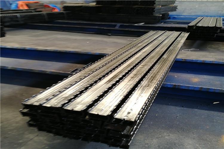 矿用金属顶梁可以与各种类型单体、金属支柱配合组成金属支架,用在煤矿水平及缓顷斜回采工作面及机头或其他较大控顶区使用 矿用金属顶梁可以与各种类型单体、金属支柱配合组成金属支架,用在煤矿水平及缓顷斜回采工作面及机头或其他较大控顶区使用