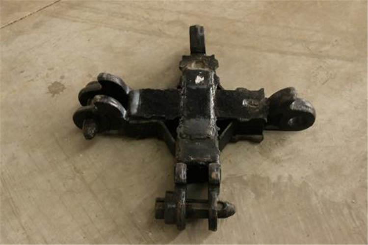 开始移主梁并打主梁正规柱(贴帮柱)保障支柱有力,顶帮牢固,见矸堵口,同时在十字金属顶梁上沿工作面走向铺设顶网 开始移主梁并打主梁正规柱(贴帮柱)保障支柱有力,顶帮牢固,见矸堵口,同时在十字金属顶梁上沿工作面走向铺设顶网