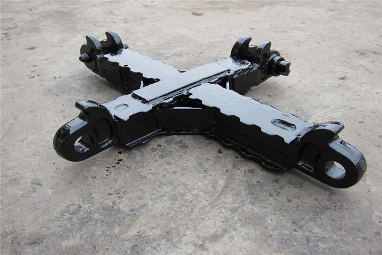 十字铰接顶梁应表面平整,无飞边、毛刺、焊渣、焊瘤、氧化皮等,表面涂漆、漆层牢固 十字铰接顶梁应表面平整,无飞边、毛刺、焊渣、焊瘤、氧化皮等,表面涂漆、漆层牢固