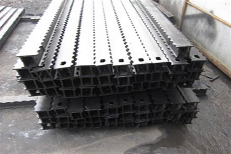 必要时可用与π型钢梁相同的施焊条件在试件上构筑焊缝,然后进行与π型钢梁工程受力相同的力学试验,来确认合理的焊缝及焊脚尺寸 必要时可用与π型钢梁相同的施焊条件在试件上构筑焊缝,然后进行与π型钢梁工程受力相同的力学试验,来确认合理的焊缝及焊脚尺寸